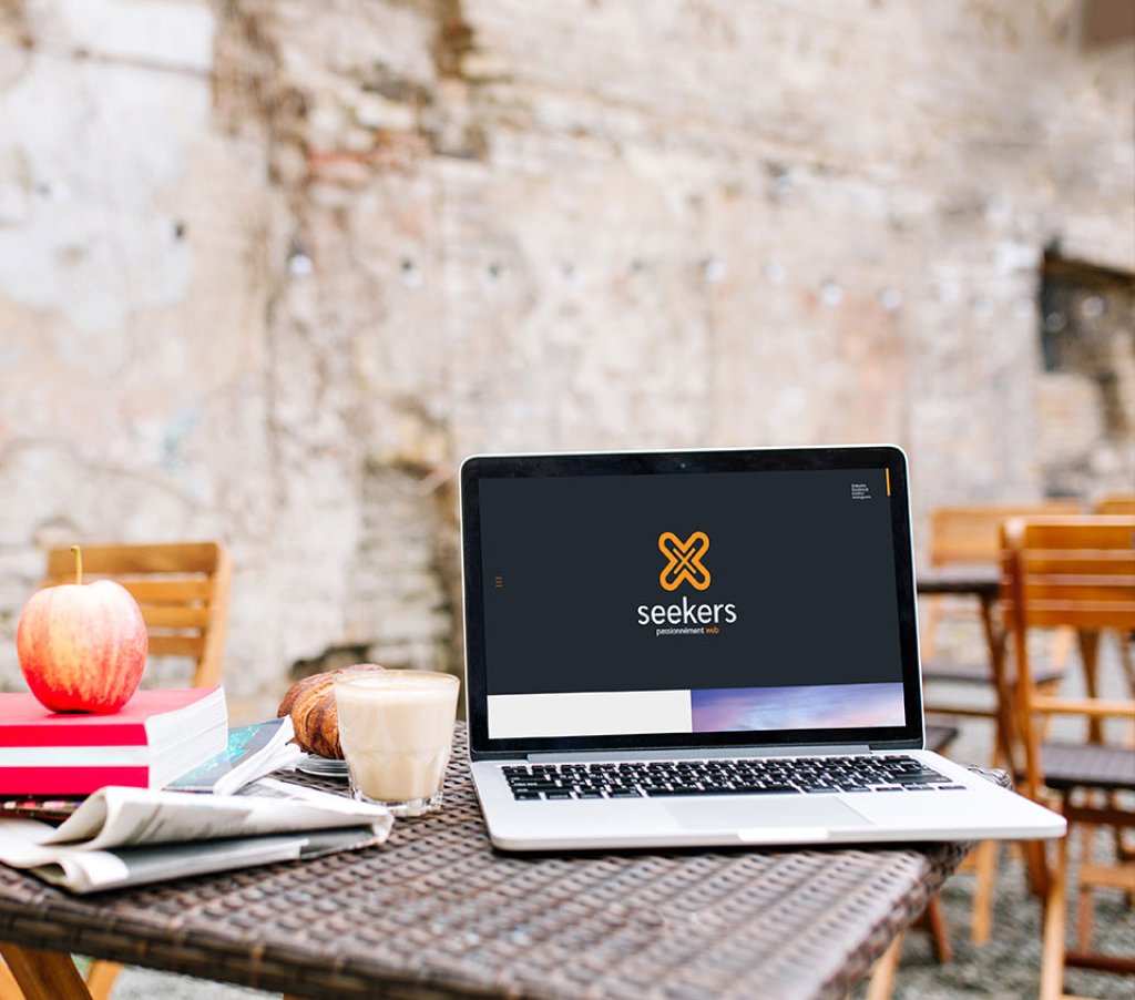 Laptop mit Seekers-Website - Ordinateur portable avec site Web - Seekers - Laptop with Seekers website.