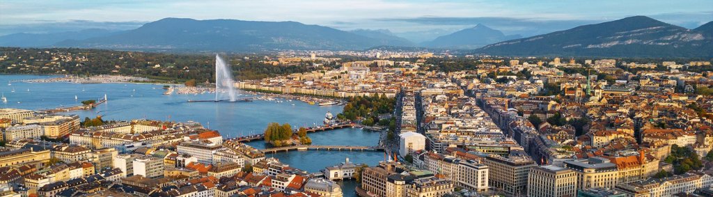 Die Stadt Genf mit dem ber&uuml;hmten Jet d'Eau, einem Wasserstrahl, der hoch aus dem Genfersee spr&uuml;ht. Im Hintergrund sind die umliegenden Geb&auml;ude und Berge sichtbar. | La ville de Gen&egrave;ve avec le c&eacute;l&egrave;bre Jet d'Eau, un jet d'eau qui s'&eacute;l&egrave;ve haut dans le lac de Gen&egrave;ve. En arri&egrave;re-plan, on peut voir les b&acirc;timents environnants et les montagnes. | The city of Geneva featuring the famous Jet d'Eau, a water fountain that shoots high into Lake Geneva. In the background, the surrounding buildings and mountains are visible.