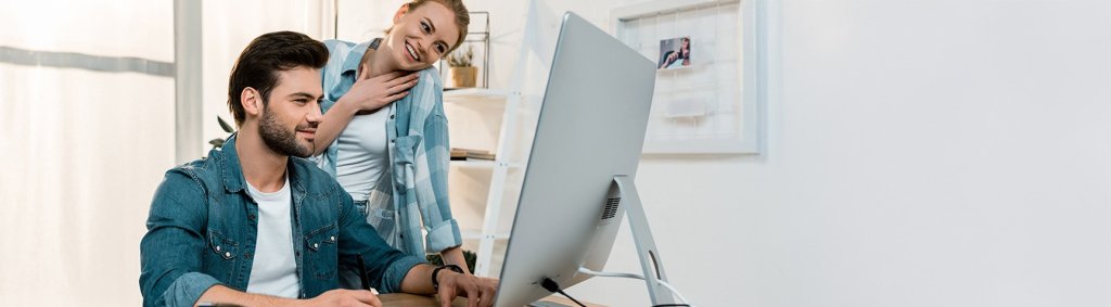 Eine junge Frau und ein Junger Mann arbeiten am Computer. | A young woman and a young man work on the computer. | Une jeune femme et un jeune homme travaillent sur un ordinateur.