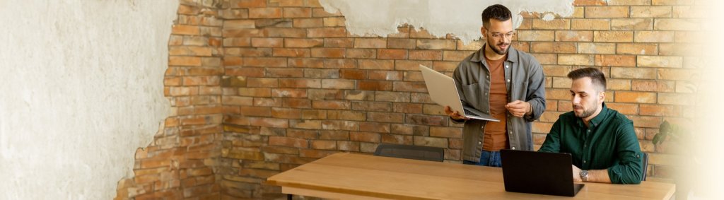 Two mens discuss at work - Zwei M&auml;nner diskutieren bei der Arbeit - Deux hommes discutent au travail.