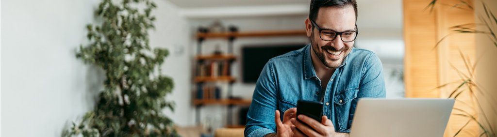 Junger Mann mit Brille am Smartphone. | Jeune homme avec des lunettes utilisant un smartphone. | Young man with glasses on his smartphone.