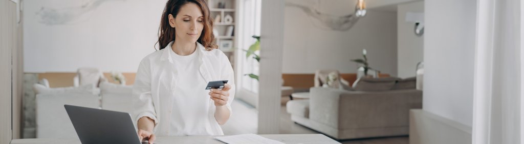 Junge Frau beim Onlineshopping mit der Kreditkarte | Young woman shopping online with a credit card | Jeune femme faisant des achats en ligne avec sa carte de cr&eacute;dit.
