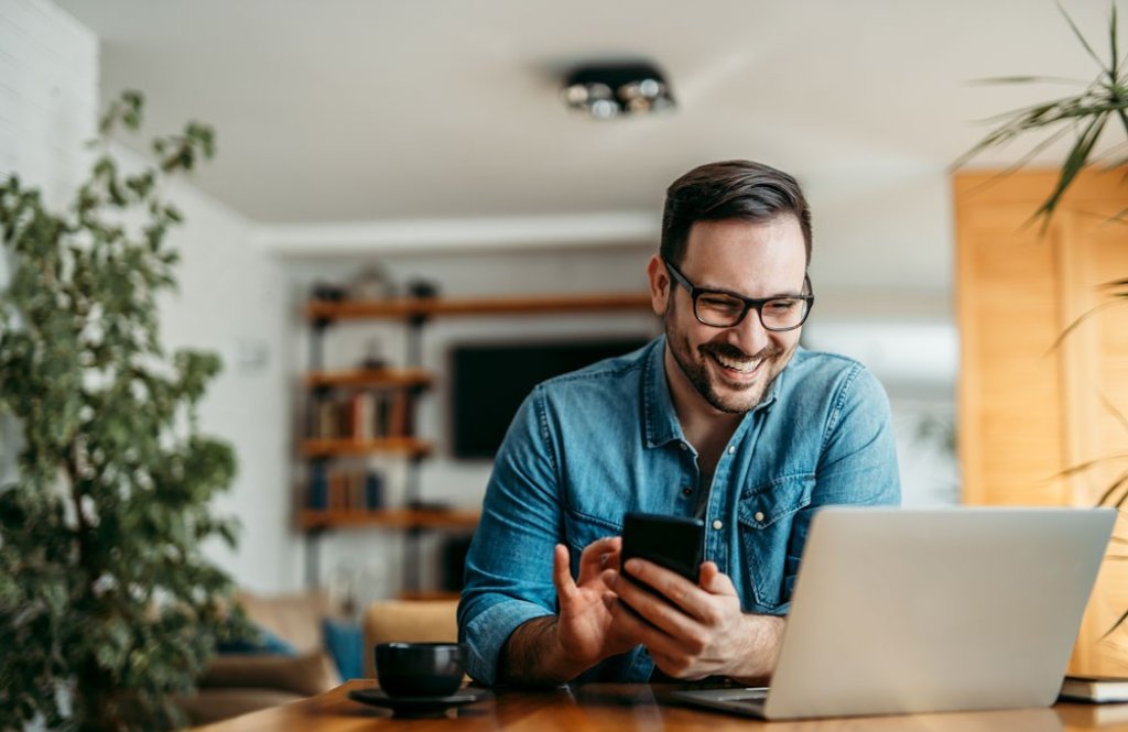 Junger Mann mit Brille am Smartphone. | Jeune homme avec des lunettes utilisant un smartphone. | Young man with glasses on his smartphone.