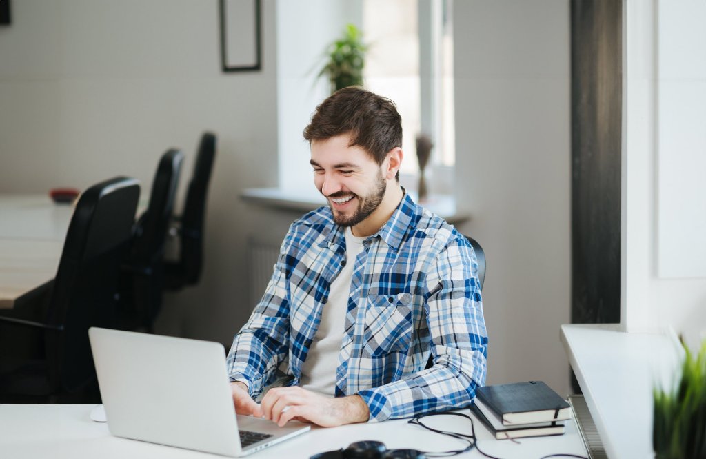 Junge Mann am Laptop im B&uuml;ro | Jeune homme devant son ordinateur portable au bureau | Young man at his laptop in the office.