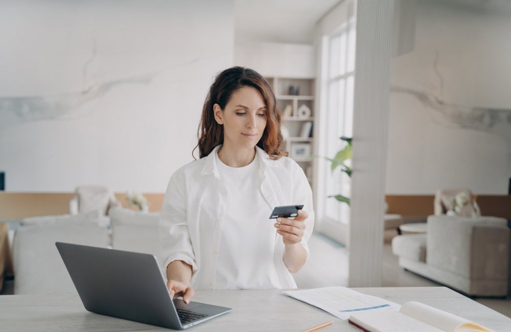 Junge Frau beim Onlineshopping mit der Kreditkarte | Young woman shopping online with a credit card | Jeune femme faisant des achats en ligne avec sa carte de cr&eacute;dit.