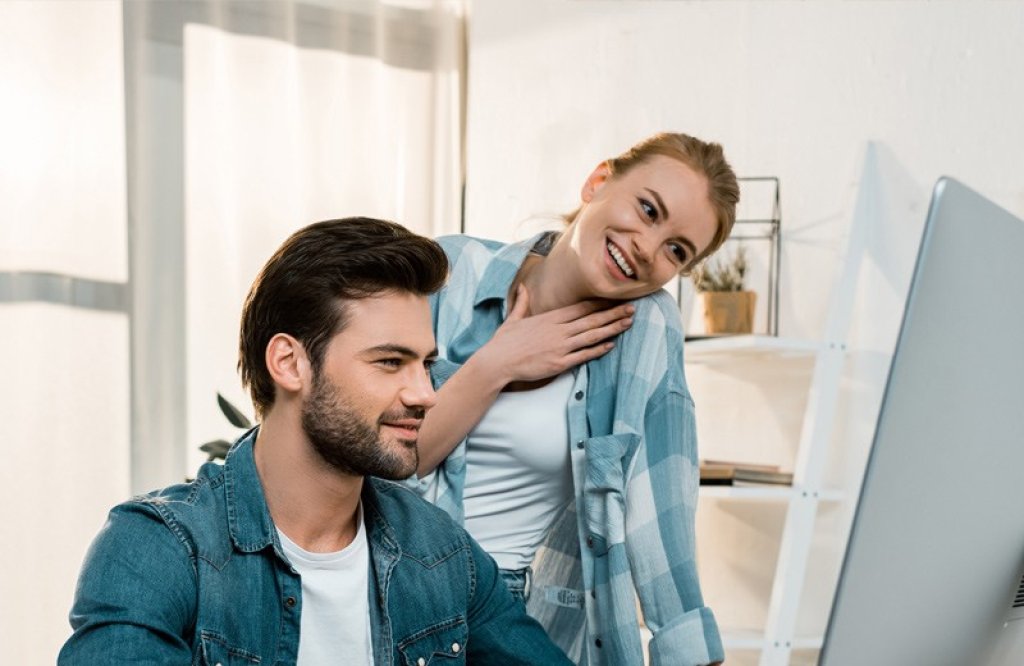 Eine junge Frau und ein junger Mann arbeiten gemeinsam an einem Projekt. | A young woman and a young man work together on a project. | Une jeune femme et un jeune homme travaillent ensemble sur un projet.