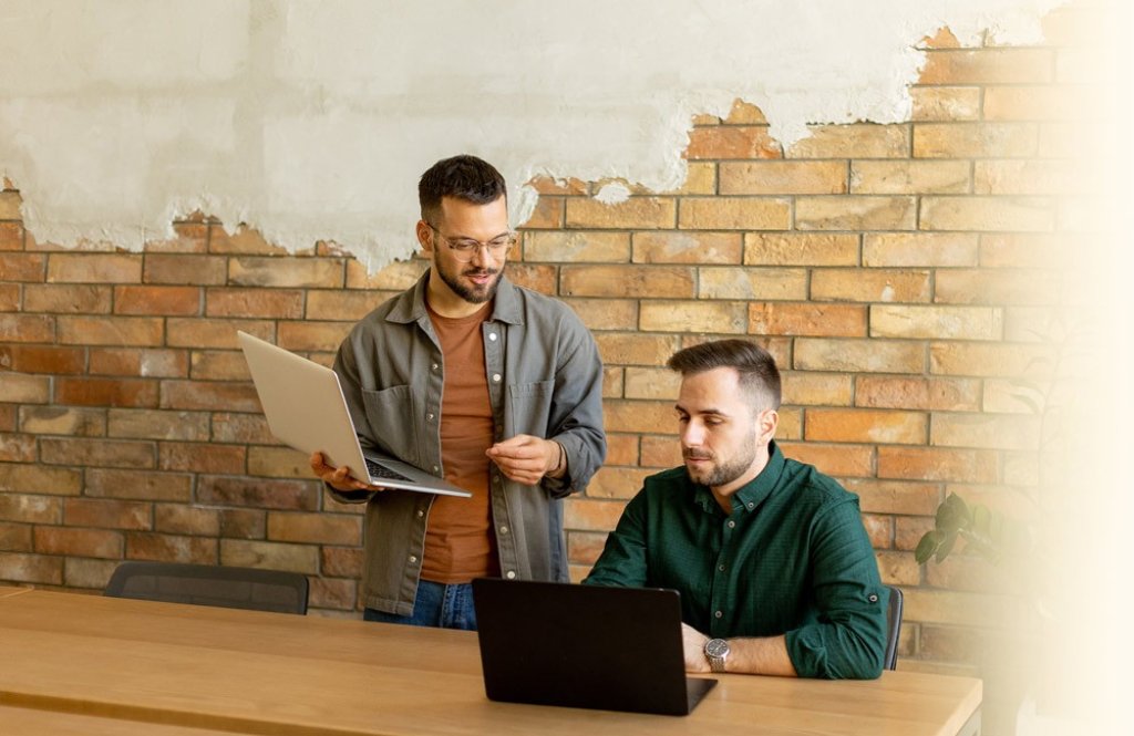 Two mens discuss at work - Zwei M&auml;nner diskutieren bei der Arbeit - Deux hommes discutent au travail.