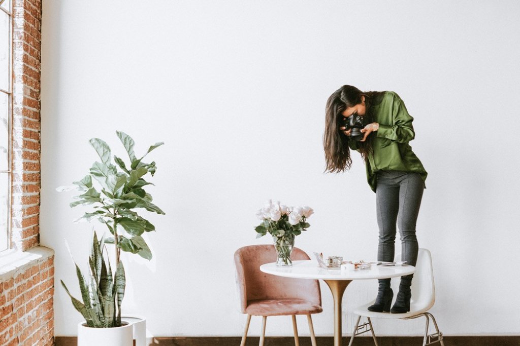 Eine junge Frau fotografiert - Une jeune femme prend des photos - A young woman takes photographs.